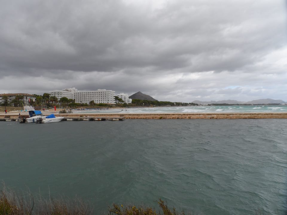 Blick von der Mole zum Hotel Playa Esperanza Resort
