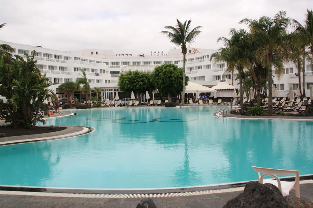 Pool mit Blick aufs Hotel Hipotels La Geria