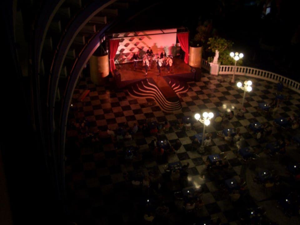 Showprogramm am Abend Mediterranean Palace Hotel