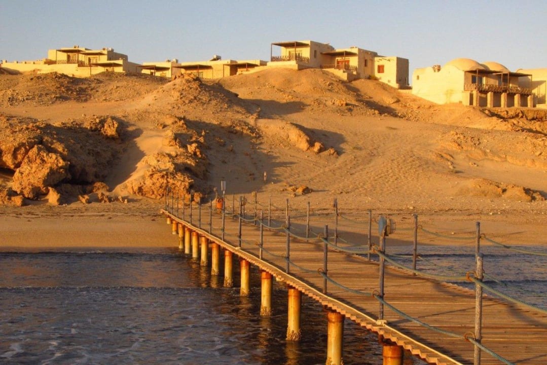 Blick auf die Hotellanlage bei Sonnenaufgang The Oasis Dive Resort