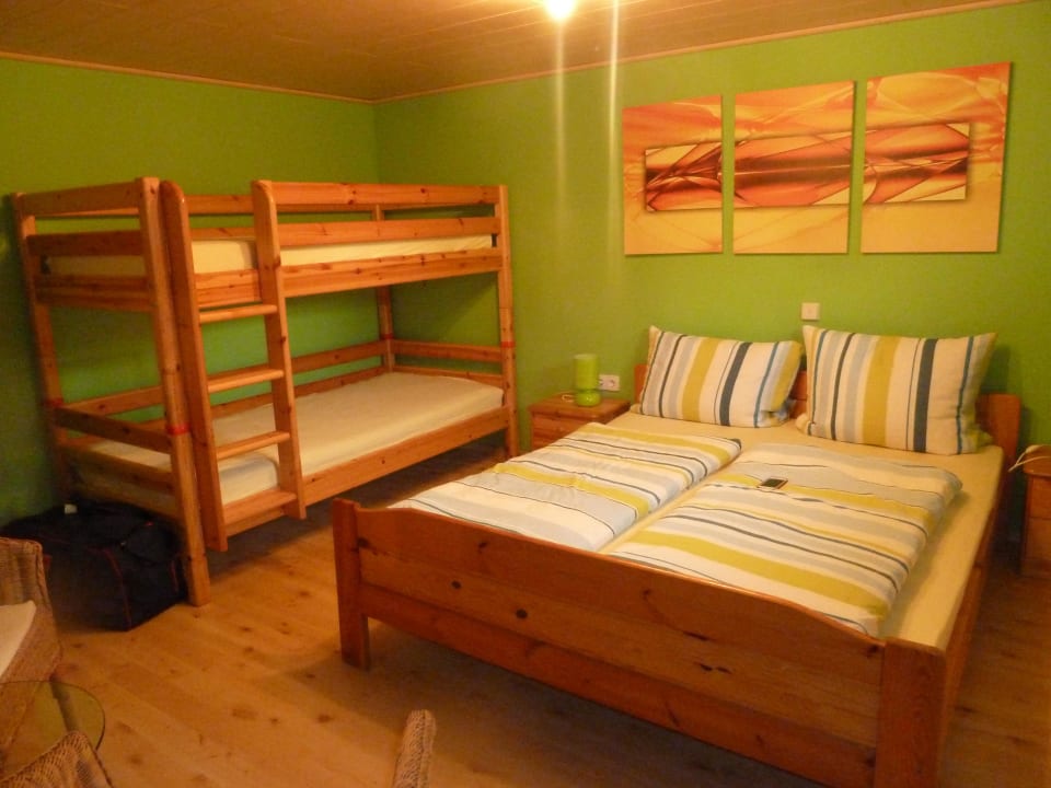 Eins von zwei Gästezimmern Gästehaus Alwin Diebold