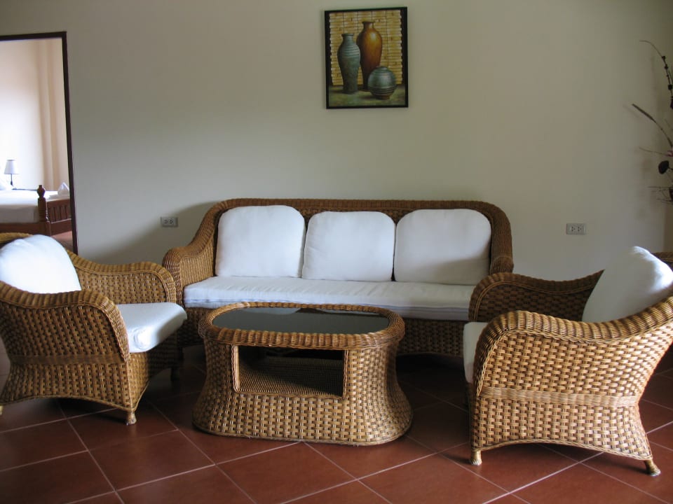 Wohnzimmer mit gemütlichem Sofa und Fernseher   Paradise Sea View Resort