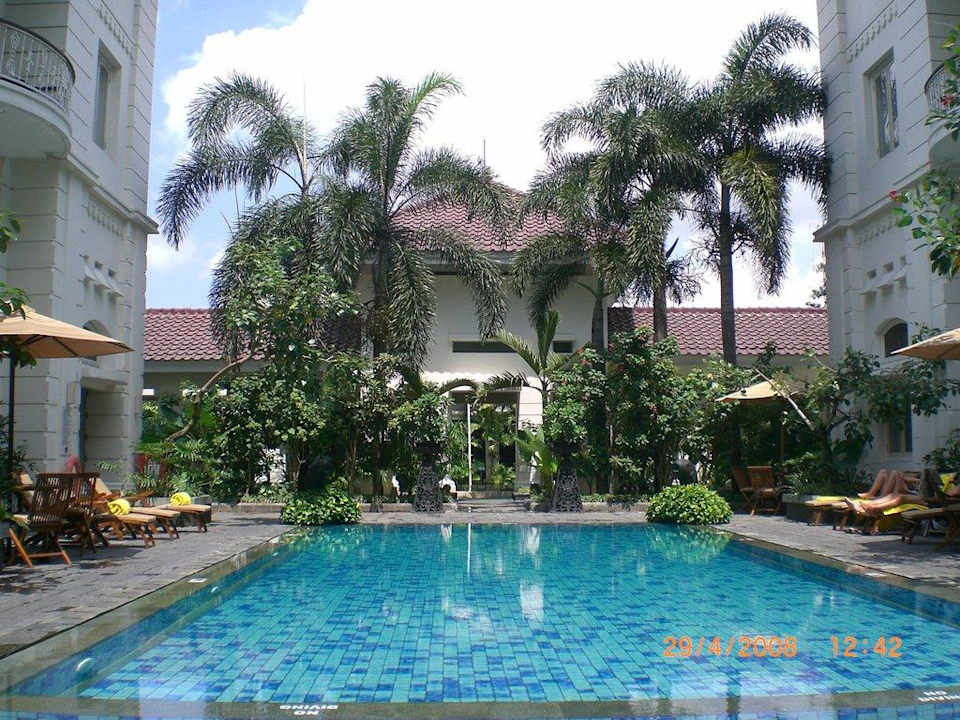 Blick auf den Pool The Phoenix Hotel Yogyakarta