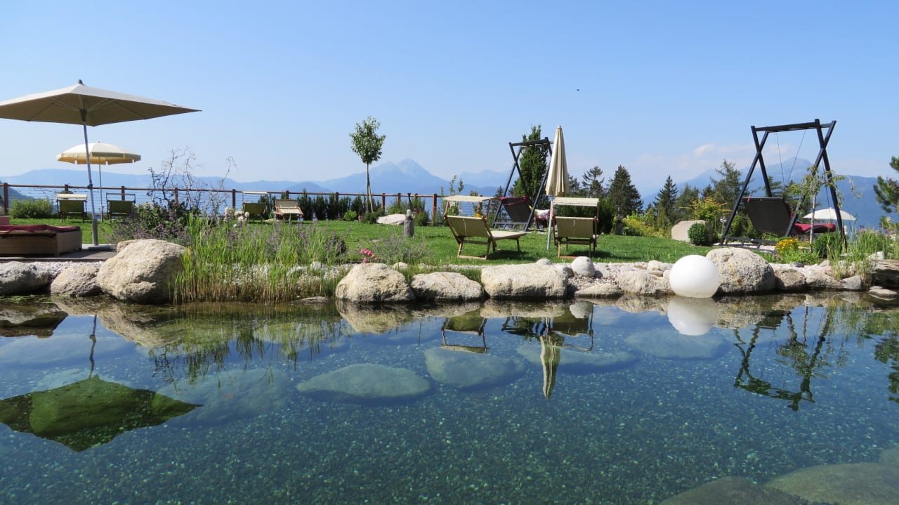 Glasklarer Naturschwimmteich Hotel Chalet Mirabell
