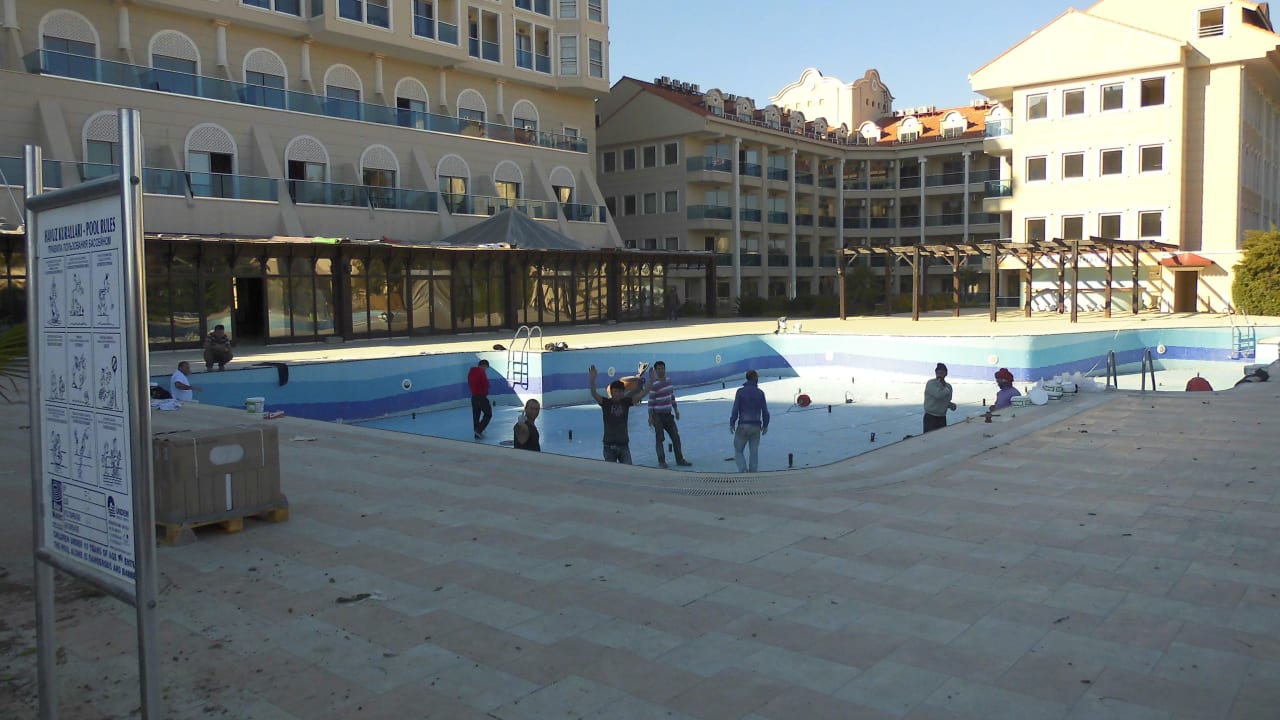 Gerade wird die Poolanlange neu verfliest Hotel Sultan of Side