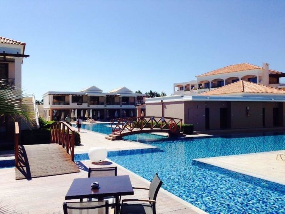 Dieser Pool ist wie ein Kanal angelegt La Marquise Luxury Resort Complex