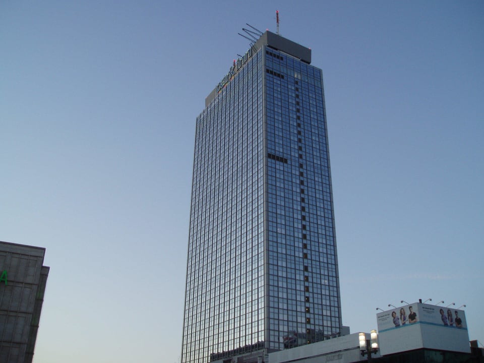 Vom Alexanderplatz aus fotografiert Park Inn by Radisson Berlin Alexanderplatz
