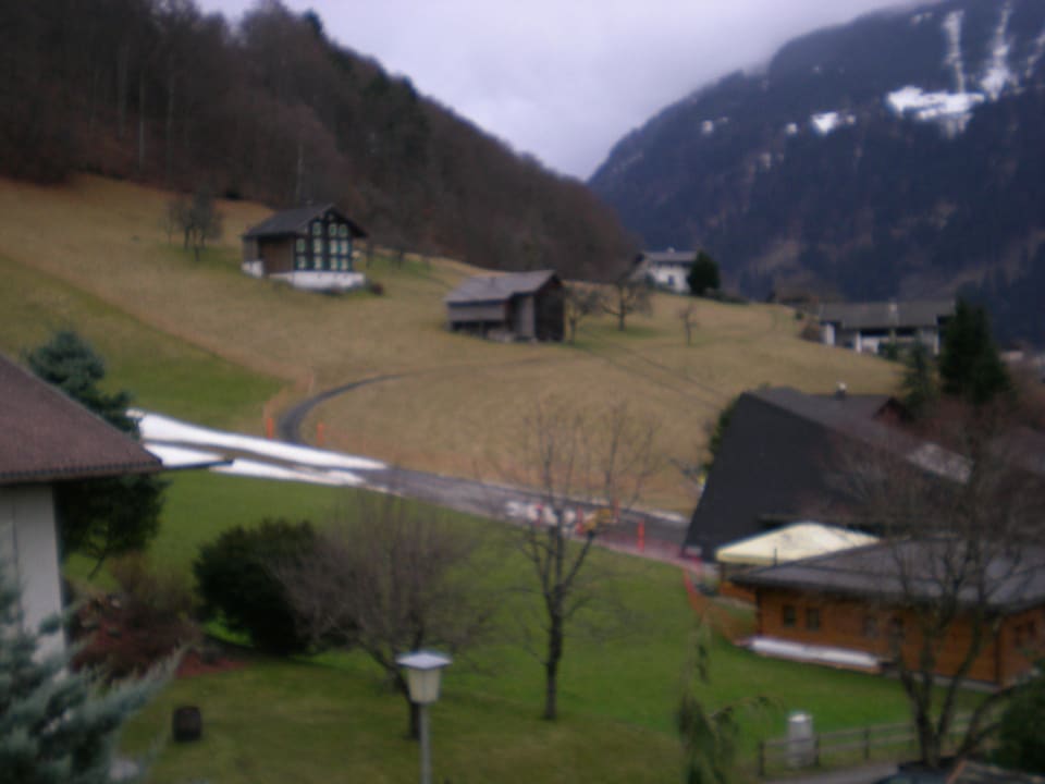 Balkonblick auf Talstation. Vorne "UrMonti" Hotel Garni Tinabella