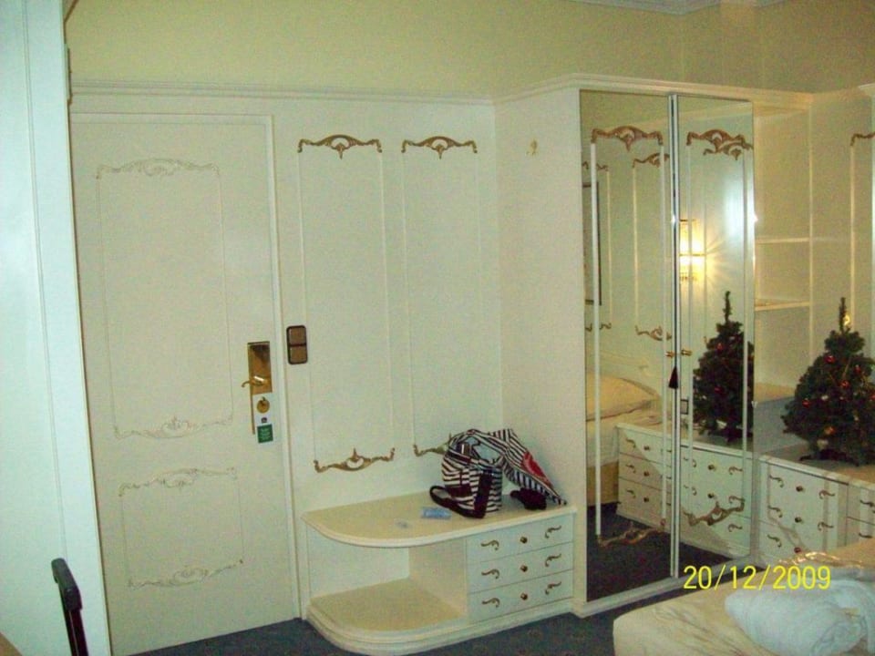 Großer Schrank und Kofferablage Schlosshotel Römischer Kaiser