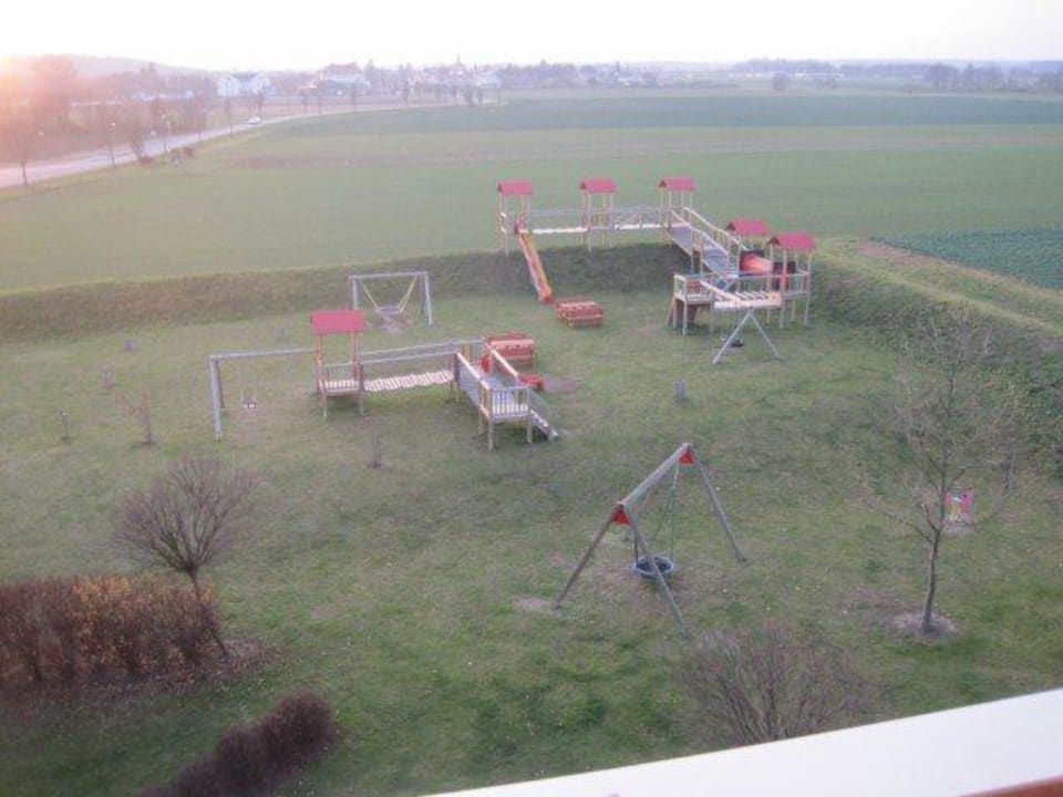 Blick auf den Spielplatz All In Red Thermenhotel