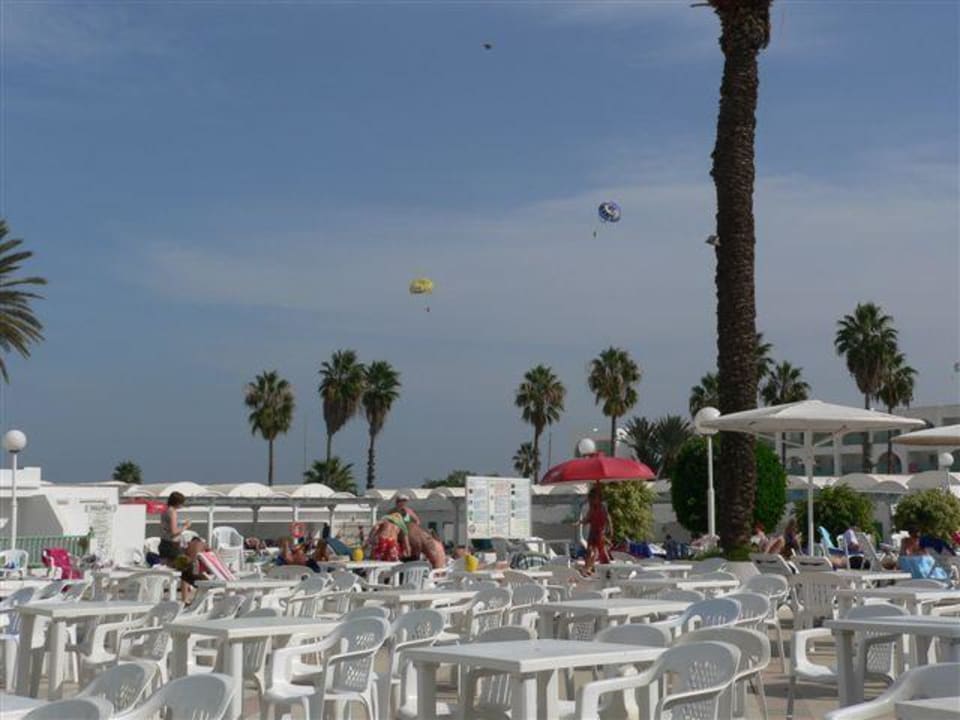 Sitzmöglichkeiten am Pool El Mouradi Club Kantaoui