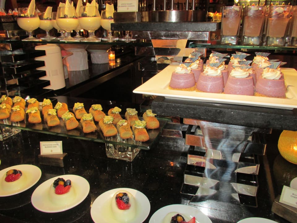 Das Desserbueffet im Arboretum Jumeirah Dar Al Masyaf