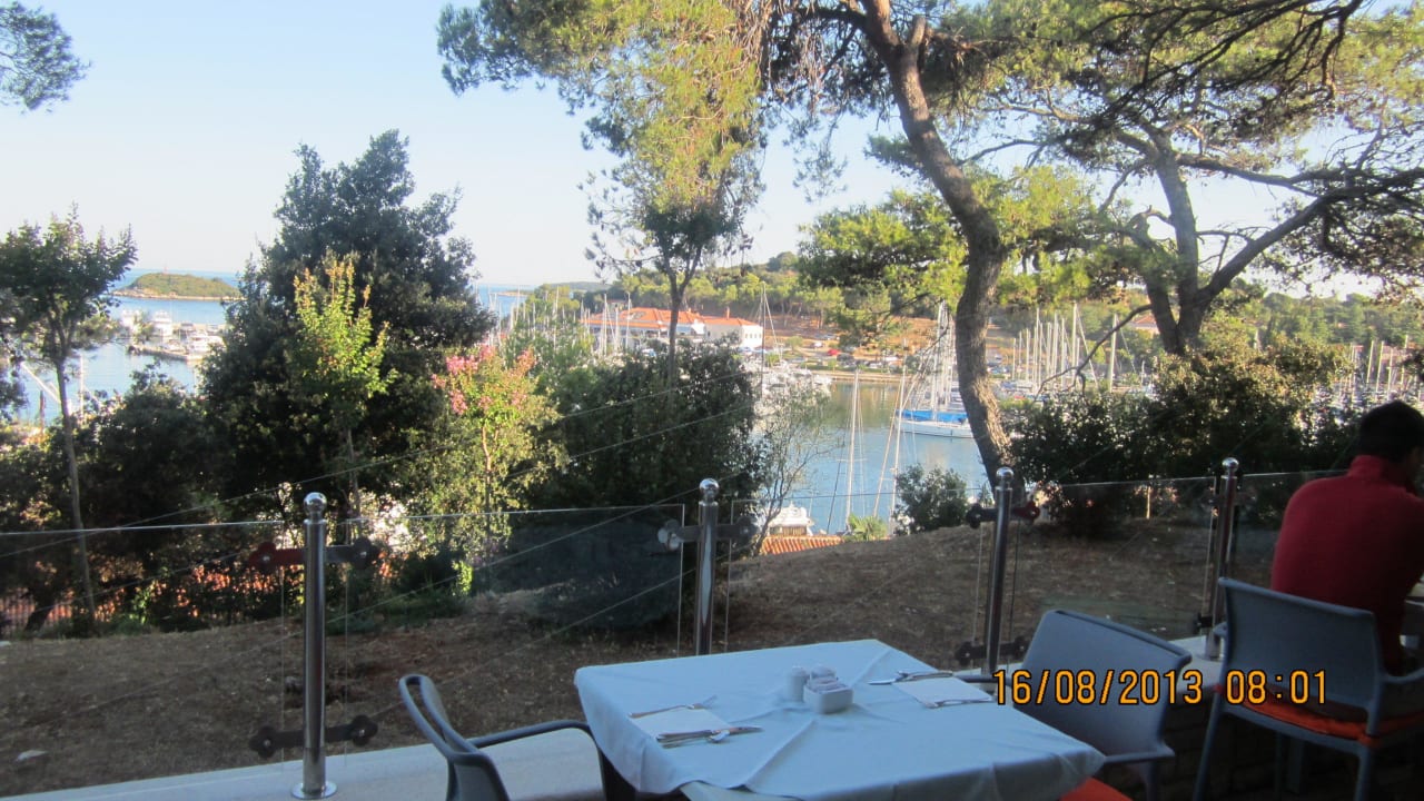 Frühstücksterrasse mit Blick zum Hafen Maistra Select Pineta Hotel