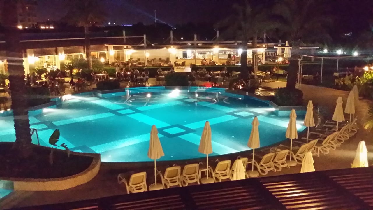 Pool bei Nacht Sunis Evren Beach Resort Hotel & Spa