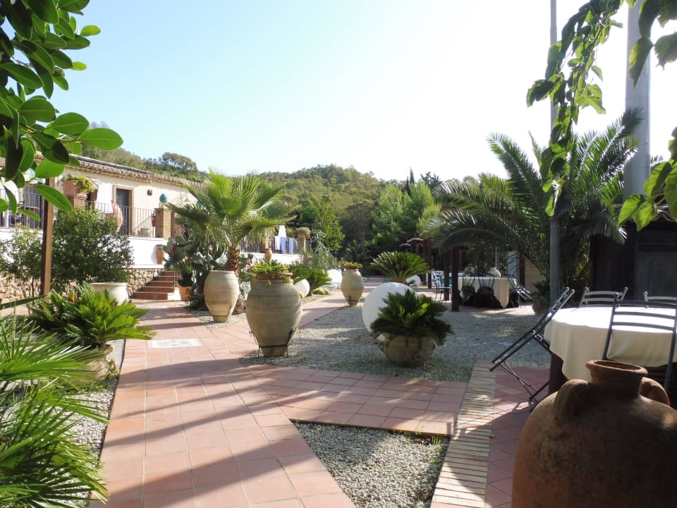 Sitzplätze im Garten vor Nebenhaus Agriturismo Vecchia Masseria