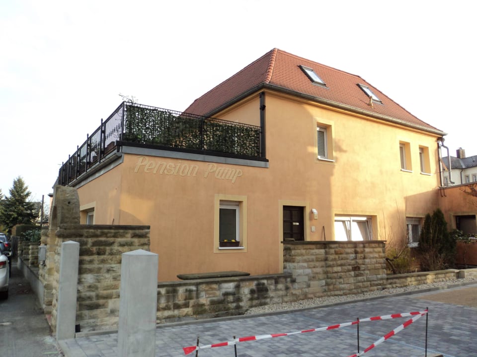 Außenansicht von der Straße Pension Pamp