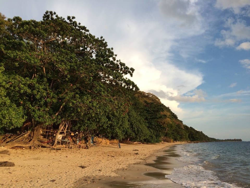 Empty beach Oonlee Bungalow Resort