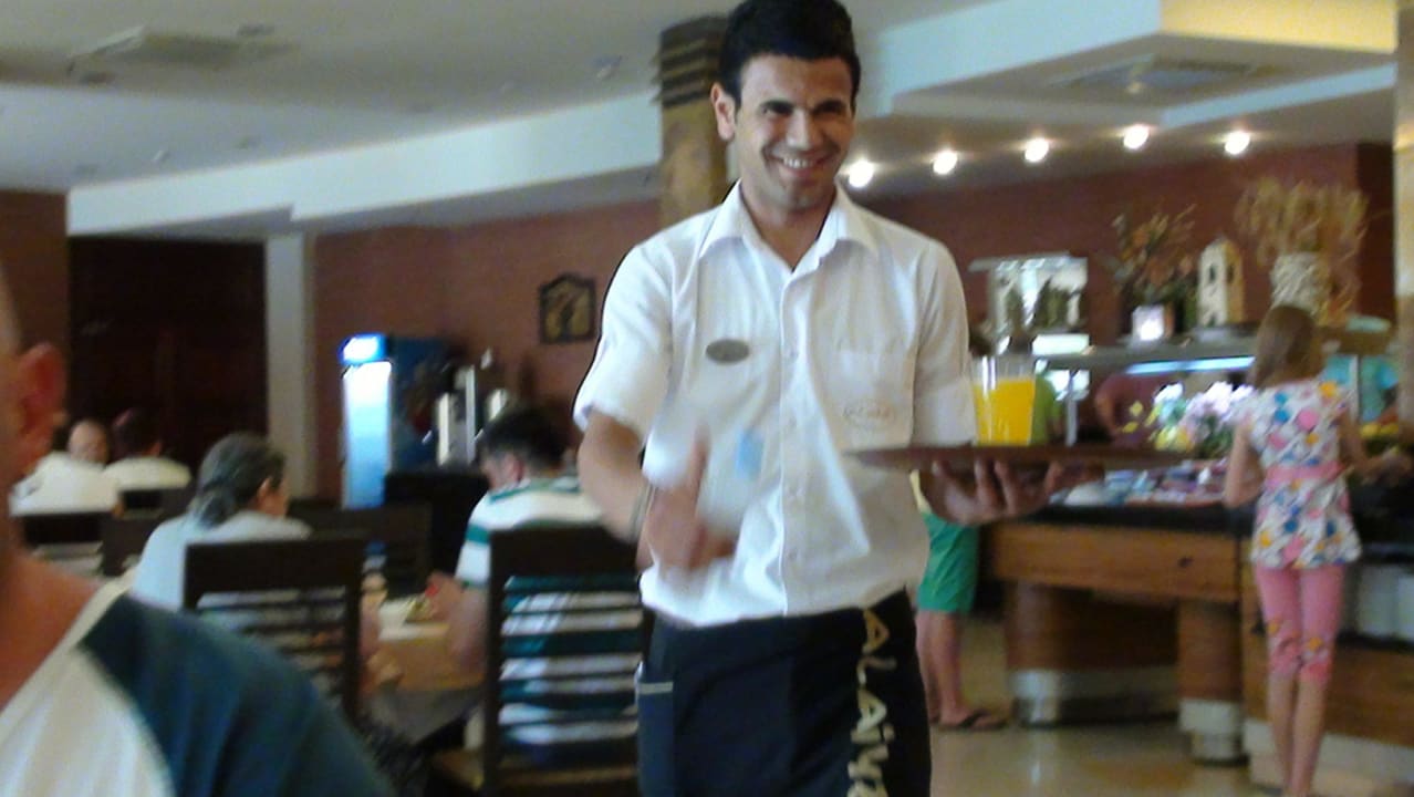 Bekir ein Kellner mit Herz, sehr freundlich, nett  Alaiye Resort & Spa
