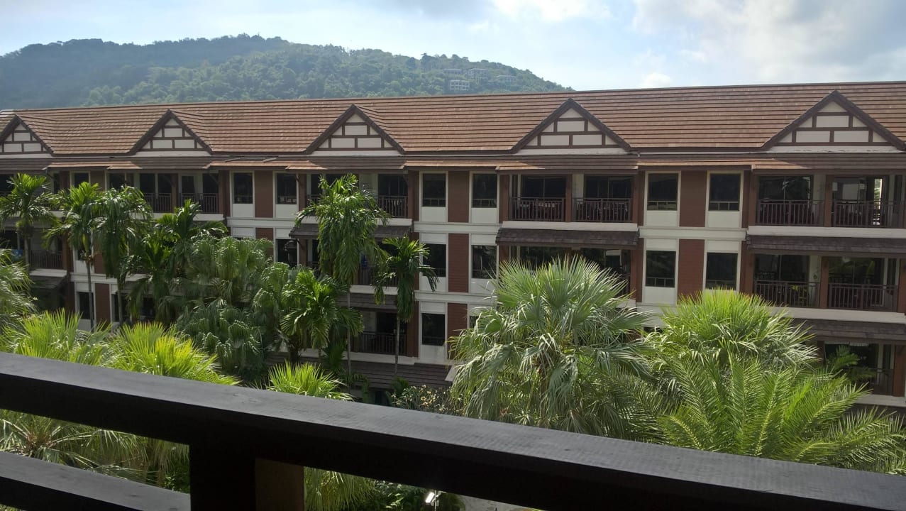 Blick vom Balkon auf den rechten Hotelflügel Kata Palm Resort & Spa