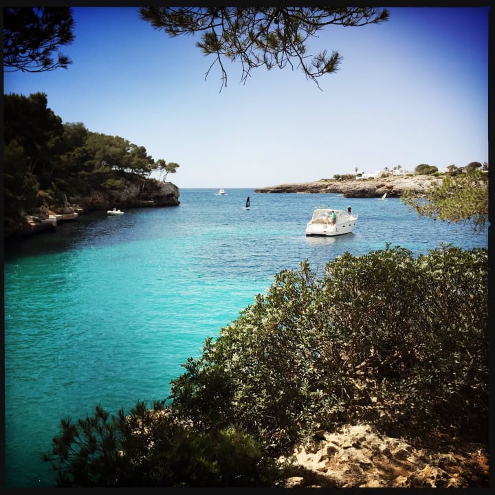 Aussicht von den Liegen in der eigenen Bucht ROBINSON CALA SERENA