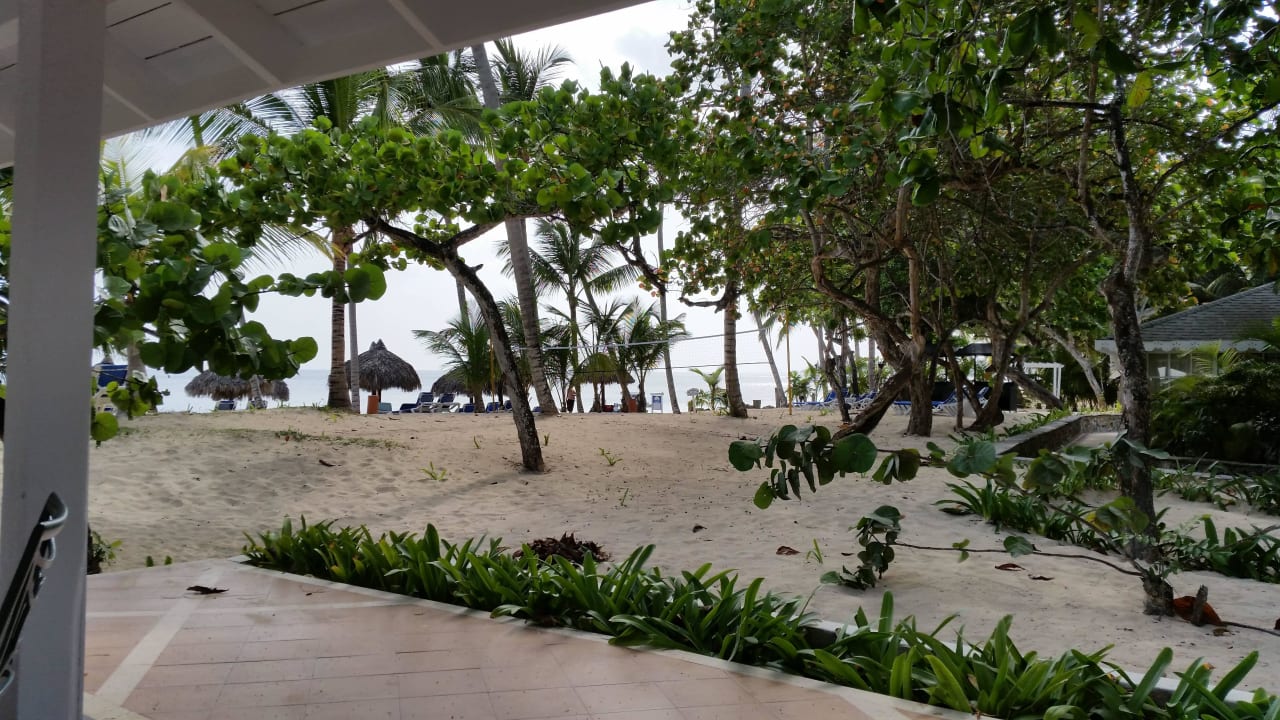 Blick vom Speisesaal zum Strand Bahia Principe Grand El Portillo