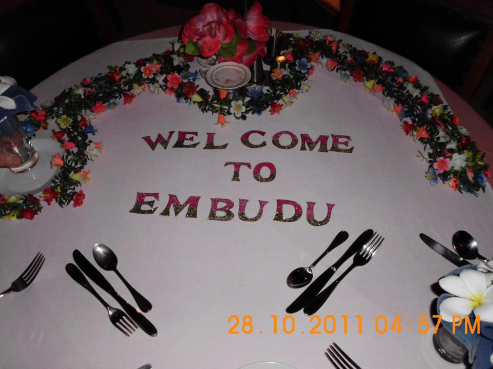 Begrüßung mit einem liebevoll geschmückten Tisch Embudu Village