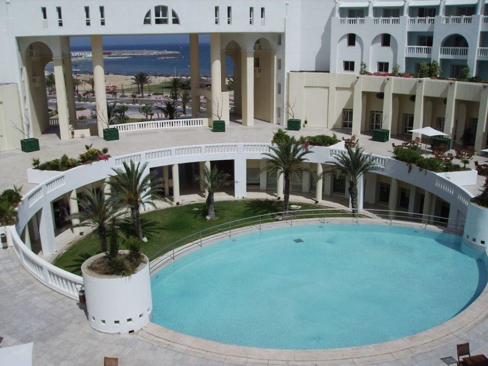 Blick vom Zimmer auf den Innenhof und das Meer Medina Solaria & Thalasso