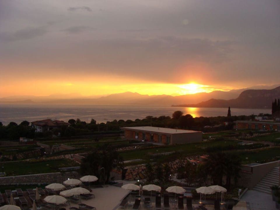Blick vom Dach mit Sonnenuntergang Parc Hotel Germano Suites