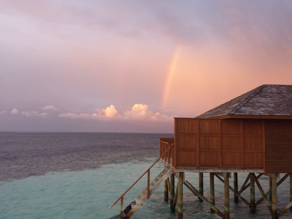 Радуга над виллой Vilamendhoo Island Resort & Spa