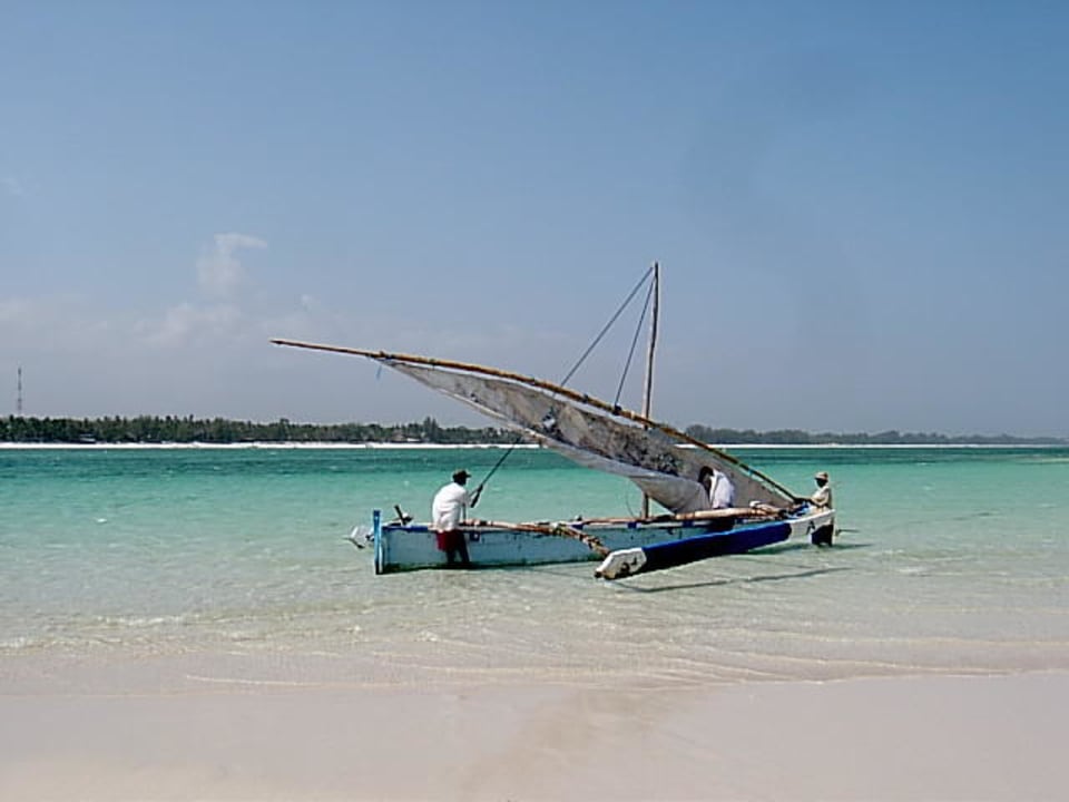 Strand mit Einbaum-Boot Hotel Safari Beach