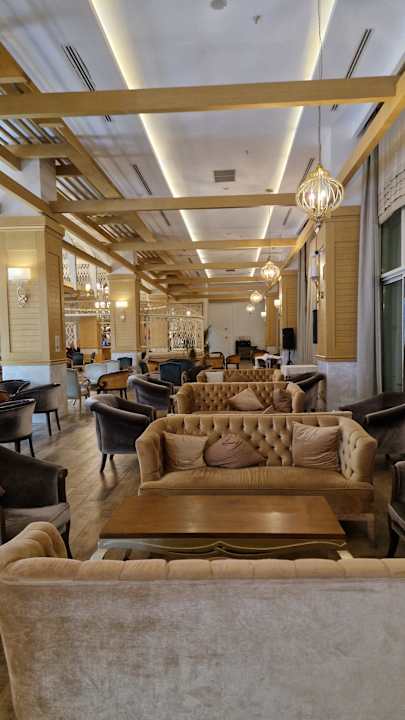 Lobby Well Palace Side