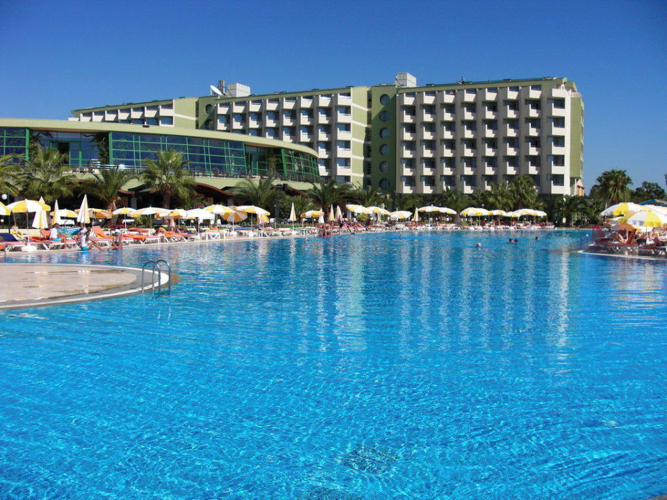 Der Pool und das Hotel VONRESORT Golden Coast