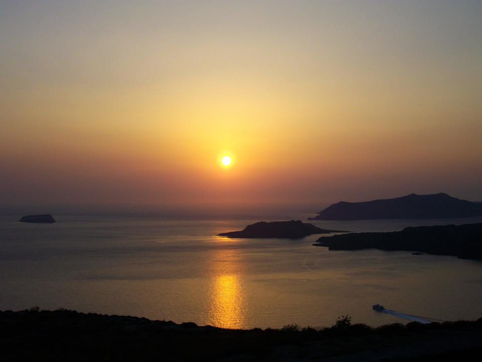 Sonnenuntergang an der Caldera von der Terrasse aus Aegagros Caldera Houses