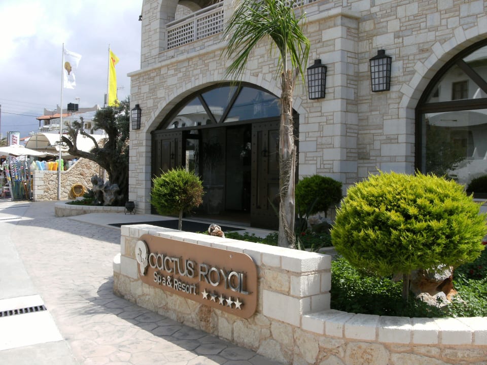 Der Hoteleingang Cactus Royal