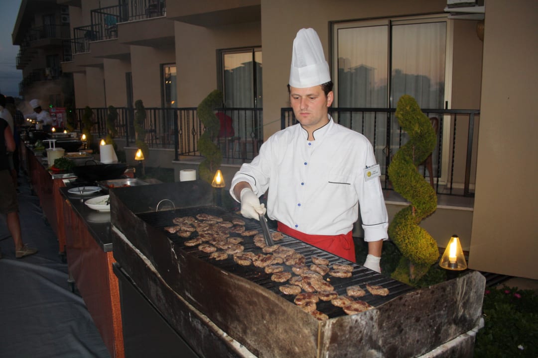 Der Koch macht leckere Frikadellen Hotel Victory Resort