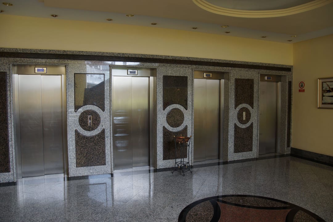 Die 4 Fahrstühle sind schnell und ausreichend Hotel Riu Palace Tenerife