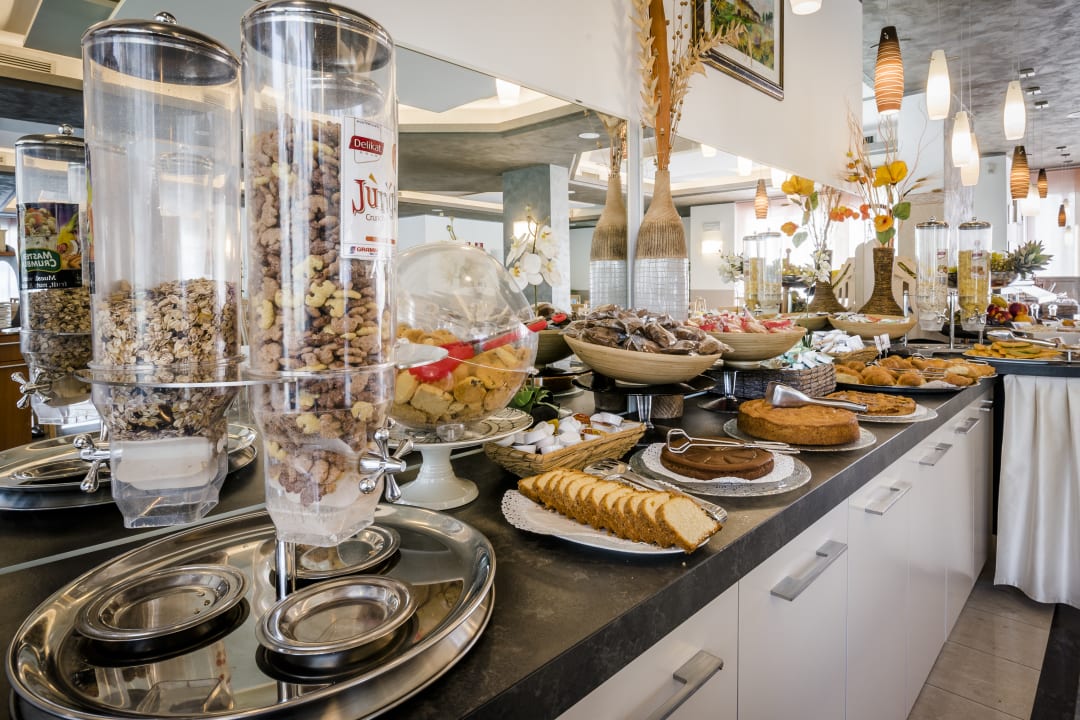 Restaurant Ambassador Suite Hotel