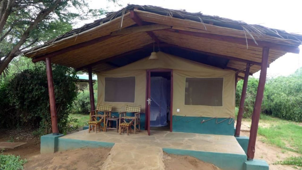 Zimmer von ausßen Sentrim Tsavo Lodge