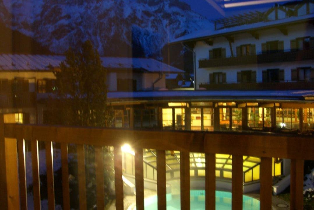 Blick vom Balkon zum Haupthaus und Außenpool Gut Wenghof - Family Resort