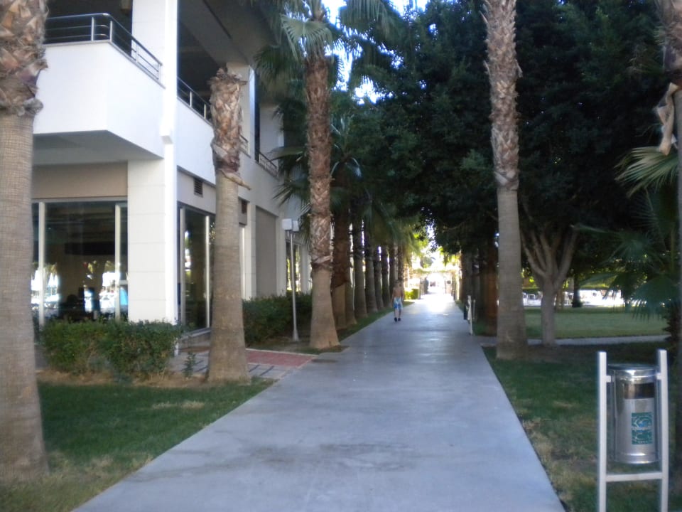 Der Weg zum Strand Hotel Royal Garden Beach