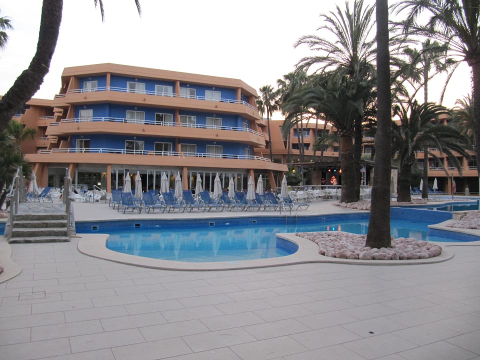 Blick Poolseite aufs Hotel Iberostar Waves Playa de Muro