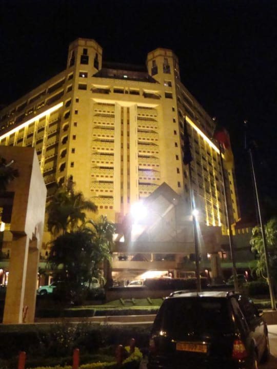 Hotelfront by night Hilton Yaounde