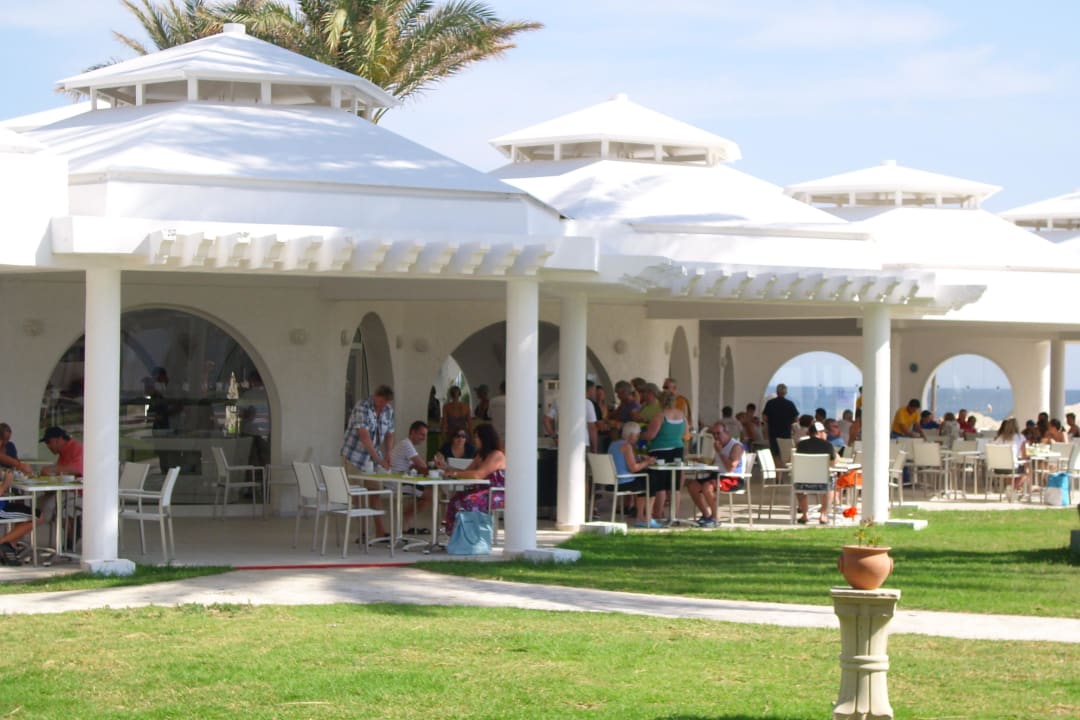 Blick auf Außenessbereich Monarque Club Rivage