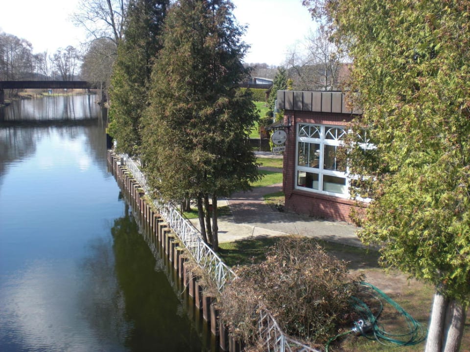 Blick zum Biergarten direkt am Kanal Hotel zum Löwen
