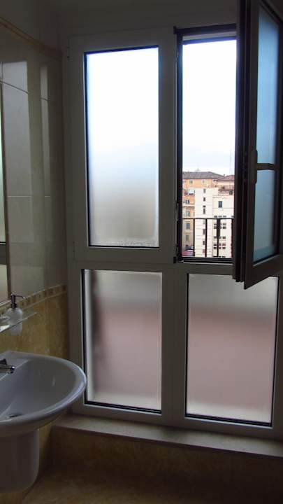 Туалет с окном Hotel Esposizione