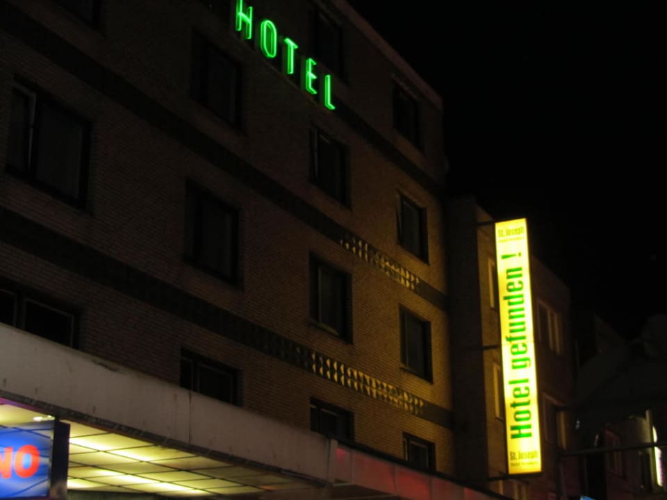 Hotel von der Straße aus gesehen St.Joseph Hotel Hamburg St.Pauli Kiez Reeperbahn