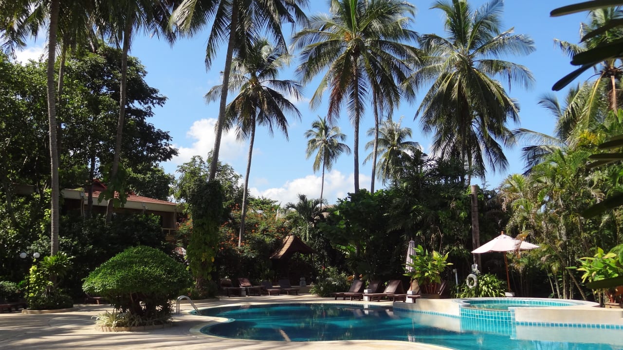 Pool im unteren Bereich der Anlage The Fair House Beach Resort