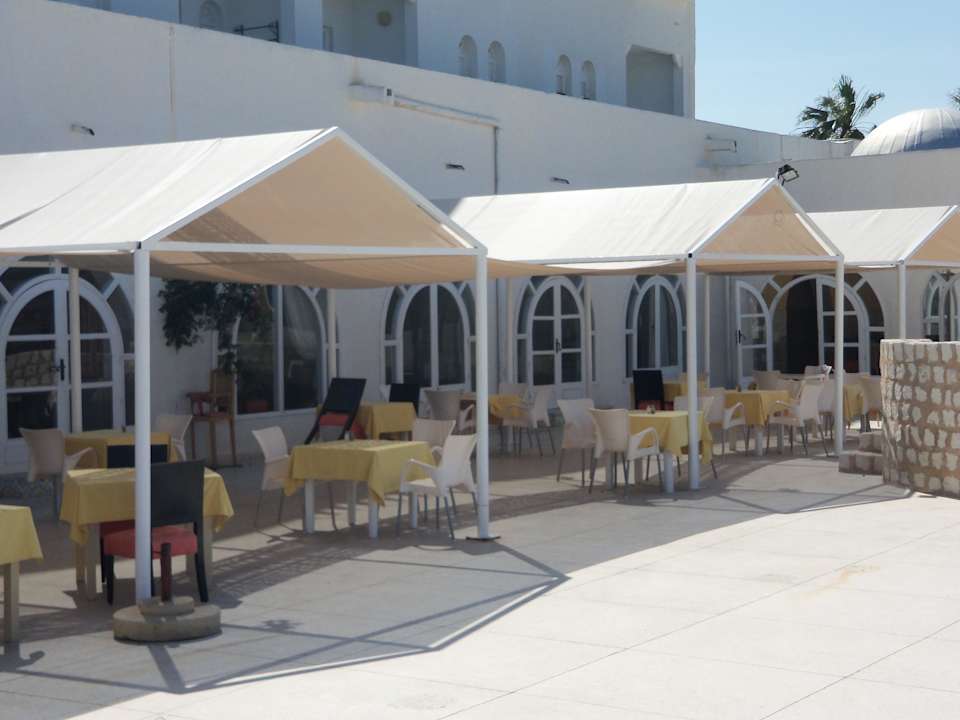 Terrasse vor Hauptrestaurant Alassio Hotel and Thalasso
