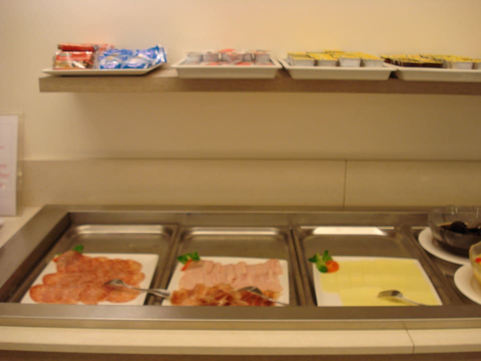 Frühstück, übersichtlich, aber alles da Hotel International Beach