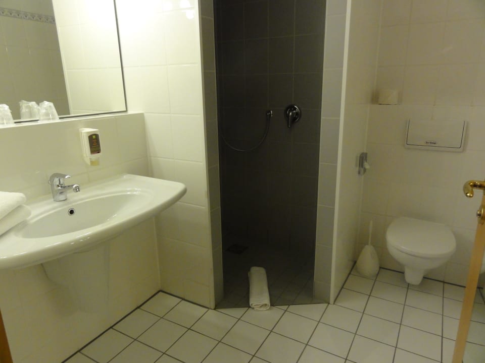 Bad mit Dusche ibis Styles Leipzig
